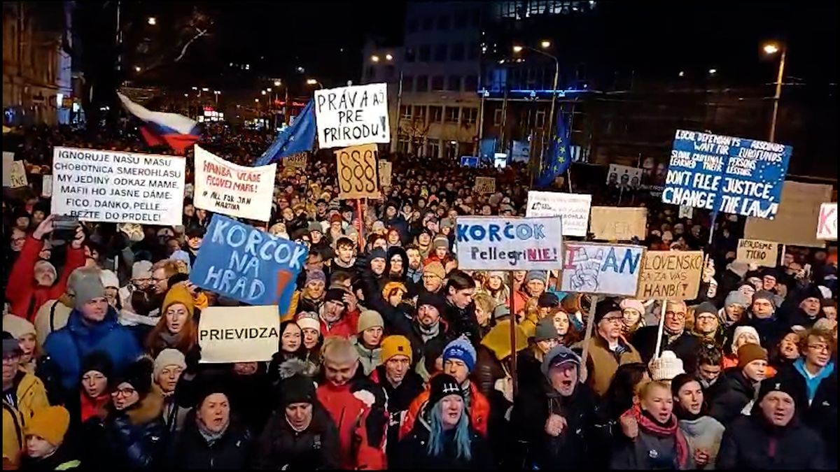 Tisíce Slováků opět protestují proti Ficově vládě